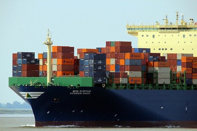 barco con contenedores de mercancia