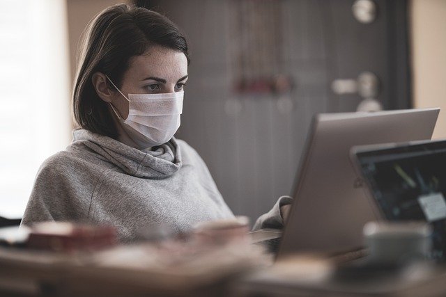 mujer trabajando con mascarilla