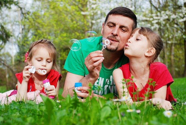 Padre con sus hijas