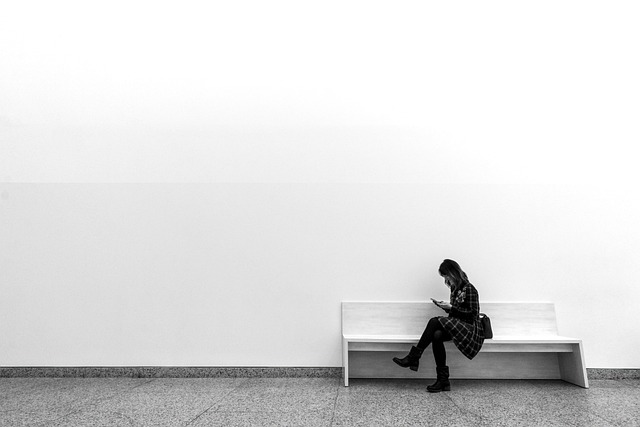mujer sola sentada en un banco