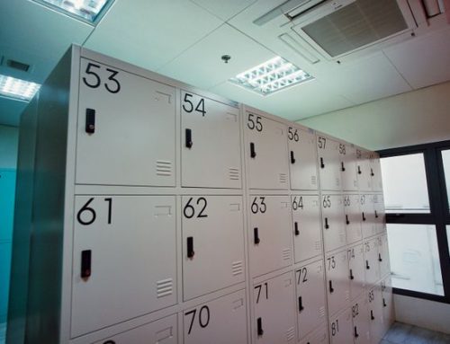 El control diario de bolsos a dependientes del último turno y el registro general de taquillas sin justificación vulneran el derecho a la intimidad